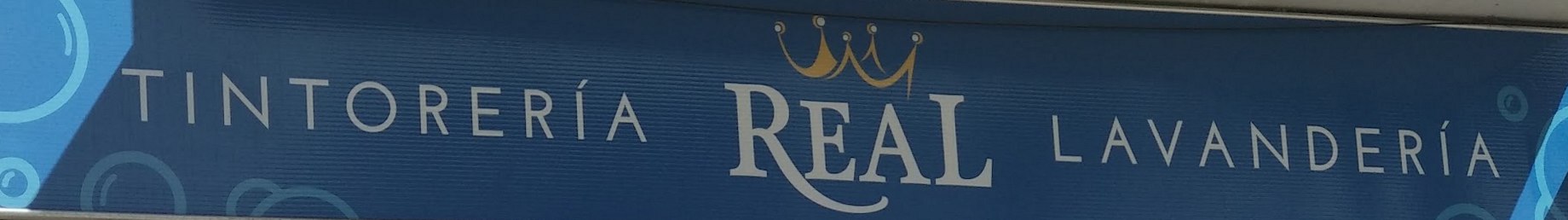Rótulo de Tintorería Real Lavandería en la calle Real de Cartagena, con la corona dorada del logotipo